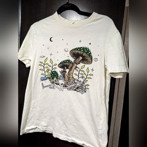 Mushroom skull graphic tee